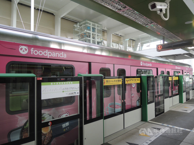 台中捷運綠線16日起試營運1個月,18班列車中有5列是由廠商贊助的彩繪列車,車廂外觀相當繽紛。中央社記者郝雪卿攝 109年11月16日