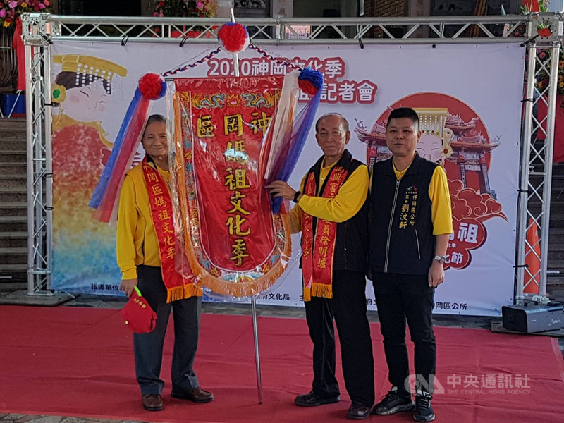 台中市神岡區長劉汶軒(右)疑籌備活動過度勞累,15日下午在家昏倒緊急送醫,目前仍在加護病房觀察中。(市府提供)中央社記者趙麗妍傳真 109年11月16日