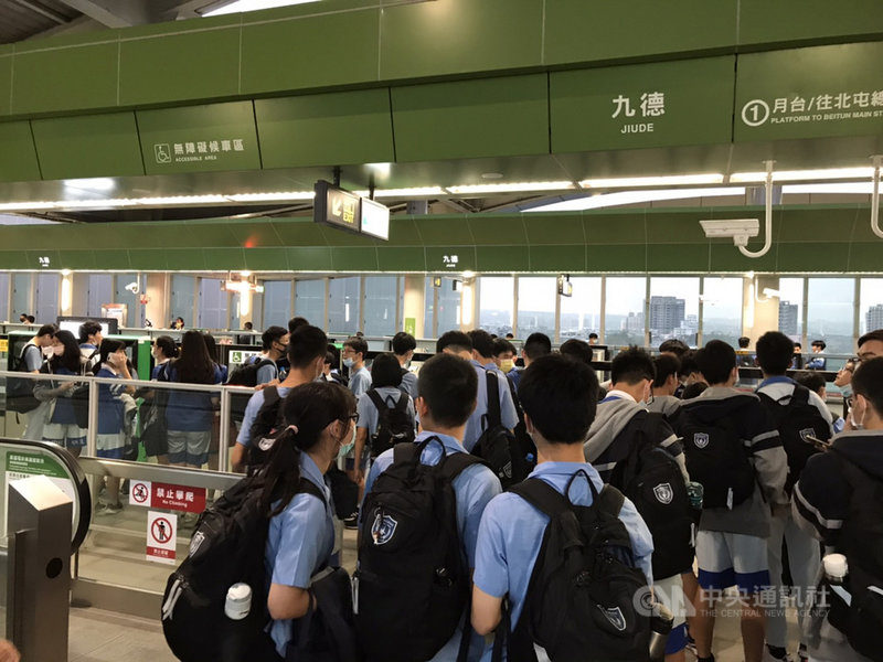 台中捷運綠線16日起試營運1個月,提供民眾免費搭乘,明道中學校長汪大久也號召200名師生,步行至九德捷運站試乘。(明道中學提供)中央社記者蘇木春傳真 109年11月16日