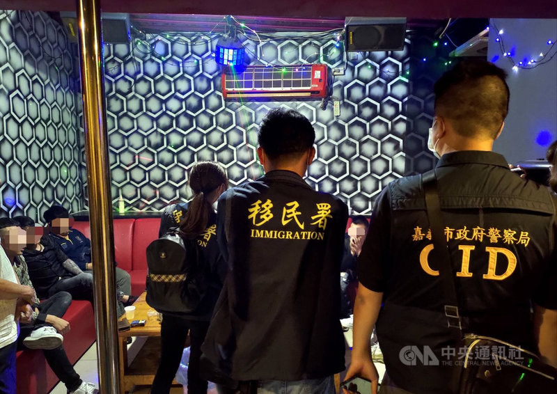 嘉義縣陳姓男子將農舍改裝成夜店，招攬越南籍移工消費，並涉嫌販賣毒咖啡包牟利，被嘉義縣專勤隊、警方查獲。內部還有鋼管及卡拉OK等設備。（嘉義地檢署提供）中央社記者黃國芳傳真　109年11月16日