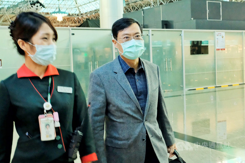 經濟部政務次長陳正祺(右)16日在桃園機場辦理完登機手續後受訪表示,這次赴美主要是參加「第一屆台美經濟繁榮夥伴對話」,討論的題目包括全球衛生醫療、科學研究和技術、5G、供應鏈以及能源和投資等各方面的合作,也會討論經濟、婦權等方面的議題。中央社記者吳睿騏桃園機場攝 109年11月16日