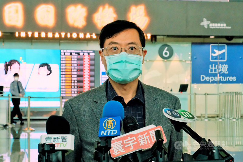 經濟部政務次長陳正祺將搭機赴美參與「台美經濟繁榮夥伴對話」,16日在桃園國際機場受訪表示,期盼透過對話強化雙方經濟合作,且這次是「政府對政府」的對話,不受政黨是否輪替影響。中央社記者吳睿騏桃園機場攝 109年11月16日