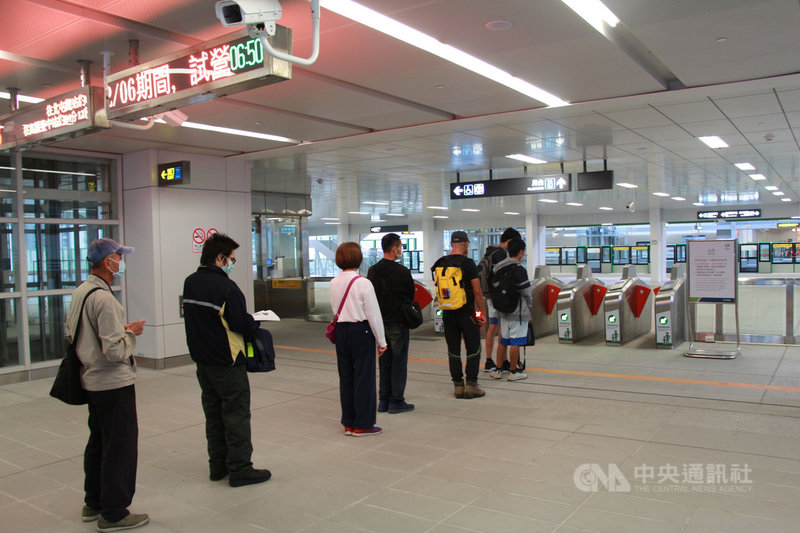 台中捷運綠線16日起試營運1個月,期間民眾持電子票證可免費搭乘,上午還未開門營運,門口就湧現試乘排隊人潮。中央社記者蘇木春攝 109年11月16日