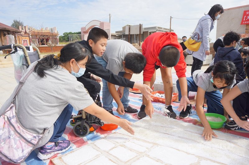 金門縣開瑄國小師生16日參加「大家來考古、一起作鹽畫」活動，走訪西園鹽場，用鹽、樹脂和顏料，「畫」出西園鹽場美麗的黃昏。中央社記者黃慧敏攝  109年11月16日