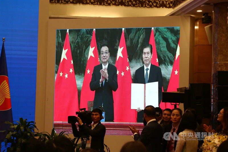 區域全面經濟夥伴協定(RCEP)是世界上最大的自由貿易協定,外界一般認為中國在背後主導談判。圖為中國國務院總理李克強(左)及中國商務部部長鍾山15日以視訊方式參與RCEP簽署儀式。中央社記者陳家倫河內攝 109年11月15日