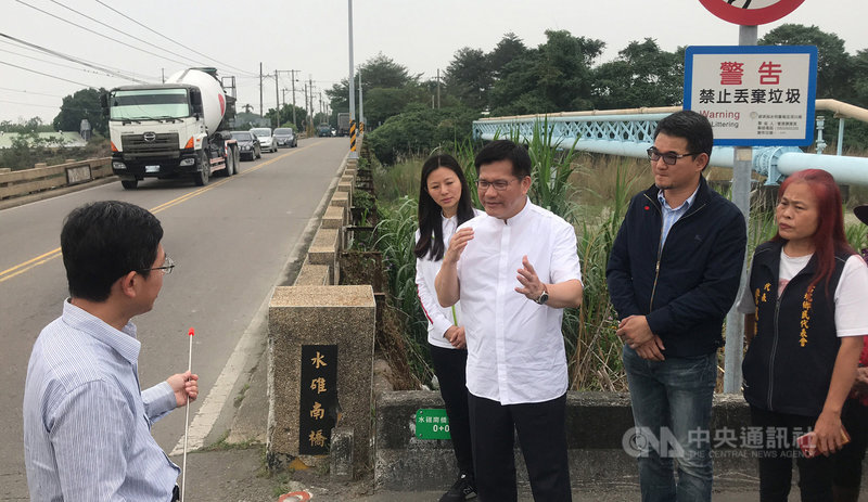 交通部長林佳龍(右3)16日應立委劉建國(右2)之邀,到雲林縣現勘水碓南橋改建,林佳龍允諾中央和地方合作,維護當地居民與用路人的行車安全。 中央社記者姜宜菁攝 109年11月16日