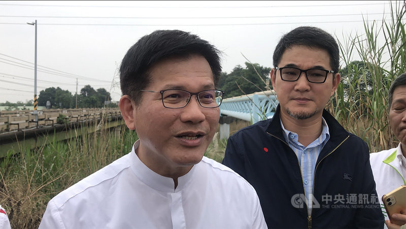交通部長林佳龍(左)16日對台中捷運綠線首日試營運表達肯定,鼓勵民眾多搭乘提改善項目,也請台中市政府針對履勘的改善項目盡速完成。 中央社記者姜宜菁攝 109年11月16日