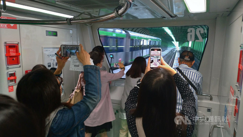 台中捷運綠線16日起試營運1個月,提供民眾免費搭乘,首日吸引逾7萬人次搭乘,民眾搶拍沿途風景。中央社記者蘇木春攝 109年11月16日