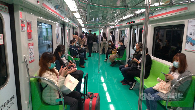 台中捷運綠線16日起試營運1個月,提供民眾免費搭乘,首日吸引逾7萬人次搭乘,各站搭乘狀況大致順暢。中央社記者蘇木春攝 109年11月16日