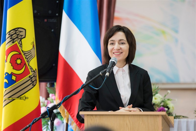 親歐洲聯盟(EU)的摩爾多瓦總統當選人桑杜16日誓言,會與西方和俄羅斯保持平衡關係。(圖取自facebook.com/maia.sandu)