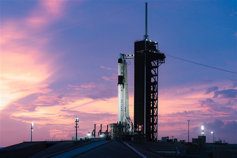 SpaceX火箭15日成功從佛羅里達州甘迺迪太空中心升空,承載4名太空人前往國際太空站(ISS)。(圖取自twitter.com/elonmusk)