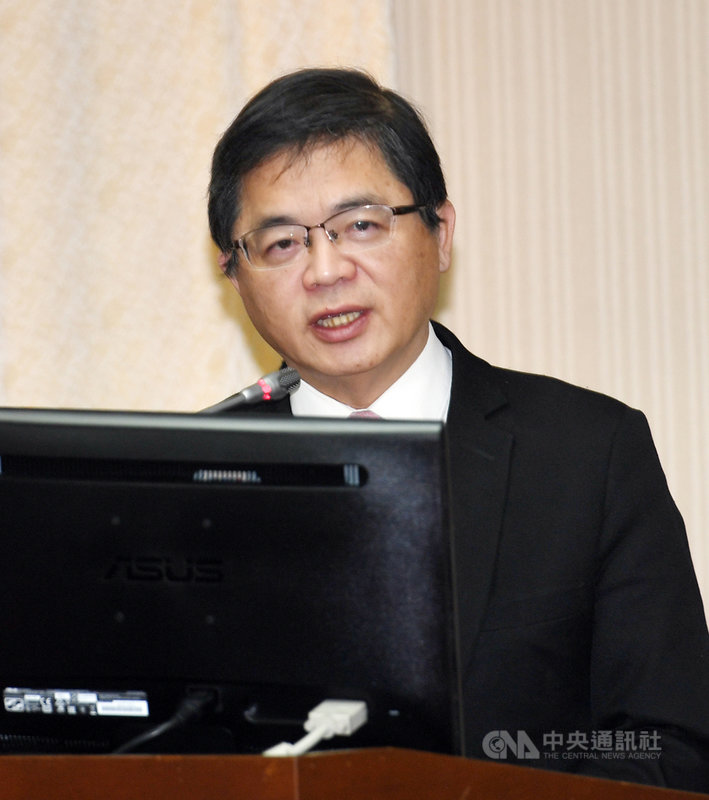 行政院秘書長李孟諺16日在立法院對政院幕僚製作圖卡一事表示,做圖卡目的是為政策辯護,但在作法上可以調整;若在野黨立委需要圖卡,他們也可提供。中央社記者施宗暉攝 109年11月16日