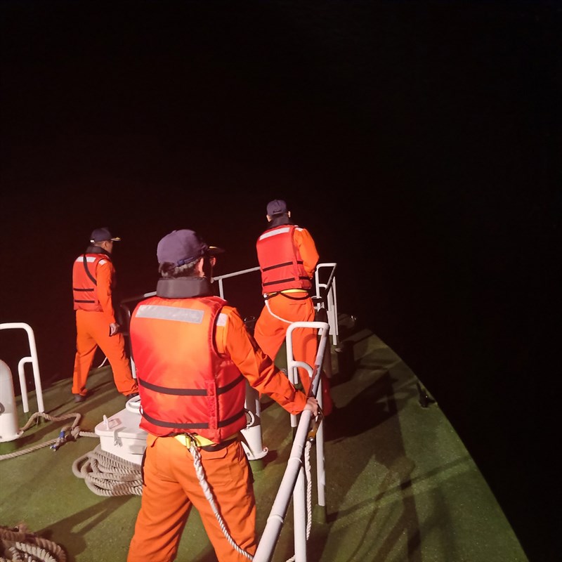 空軍花蓮基地一架F-16A戰機17日夜航訓練意外失聯，隨即從海空分頭展開搜尋，海巡署獲報也派出1艦4艇搜救中。（花蓮第六海巡隊提供）中央社記者李先鳳傳真 109年11月17日
