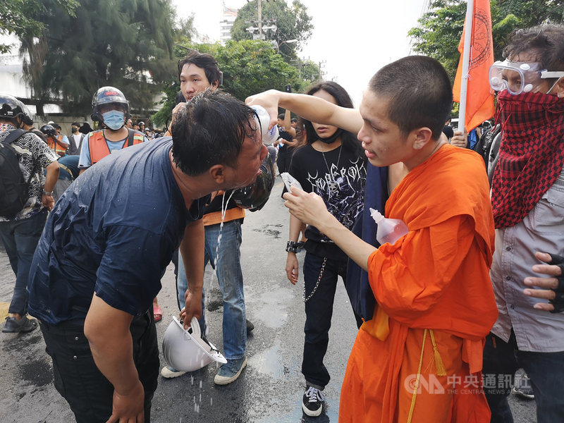 泰國國會17日辯論憲法修正案,反政府示威人士號召支持者集結國會外,遭到泰國警方用催淚瓦斯驅離,抗議者滿臉淚水直流。中央社記者呂欣憓曼谷攝 109年11月17日