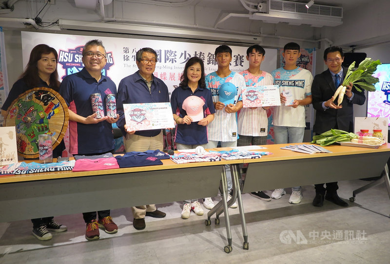 第8屆徐生明國際少棒錦標賽將於28日開打,總計32支球隊參賽;美濃少棒重組後首名職棒球員劉貴元(右4)捐出簽約金新台幣20萬元,讓師母謝榮瑤(左4)爆哭、感到欣慰。中央社記者謝靜雯攝 109年11月17日