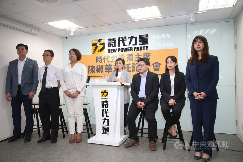 時代力量新任黨主席陳椒華（中）17日在中央黨部公布黨務人事調整，新任祕書長由時力立法院黨團副主任白卿芬（右）兼任，5位新任副祕書長，除律師張衞航（左2）以外，其餘4人均為地方議員，包括新竹縣議員連郁婷（左3）、桃園市議員簡智翔（左）、高雄市議員林于凱以及彰化縣議員吳韋達。中央社記者鄭傑文攝　109年11月17日