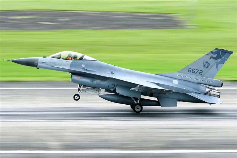 空軍司令部17日表示,花蓮基地一架F-16A單座戰機(機號6672),晚間6時5分由飛行官蔣正志上校駕機起飛執行例行性任務,不久後於機場東北面海域光點消失,現正全力搜救中。圖為航空迷拍攝該戰機畫面。(民眾提供)中央社記者李先鳳傳真 109年11月17日