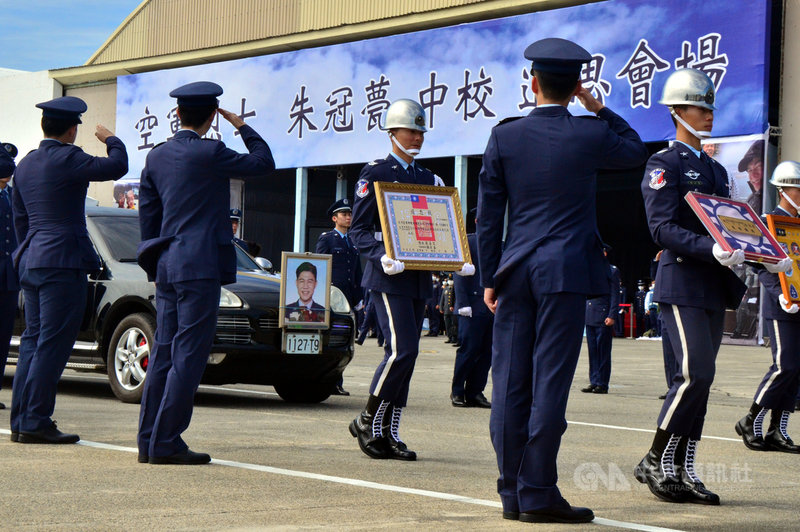殉職飛官朱冠甍17日舉行告別式,親友陪朱冠甍走完在空軍台東志航基地的最後一段路,空軍弟兄列隊給予最敬禮。中央社記者盧太城台東攝 109年11月17日