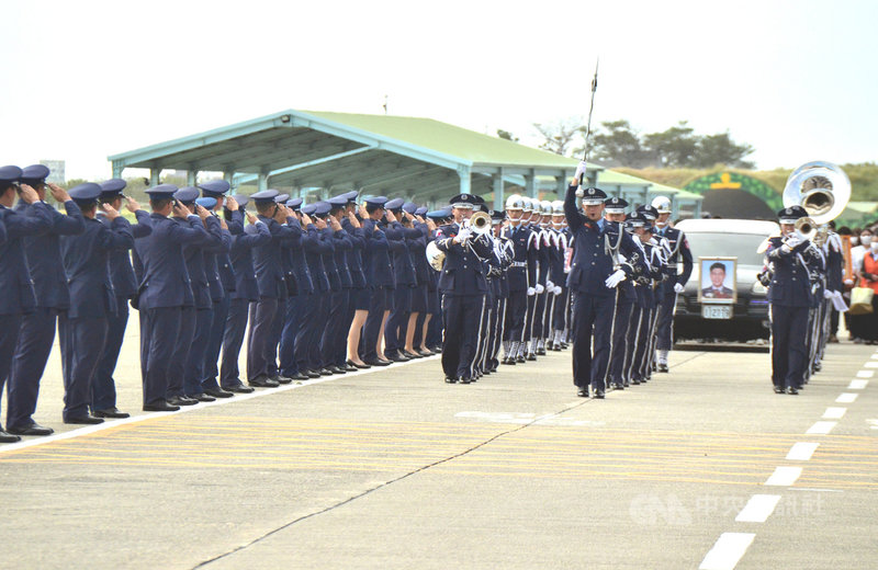 空軍F-5E戰機因發動機故障墜海,飛官朱冠甍為避免飛機衝入民宅,延誤跳傘逃生,壯烈犧牲。17日舉行朱冠甍告別式,國軍弟兄列隊陪他走完最後一段路。中央社記者盧太城台東攝 109年11月17日