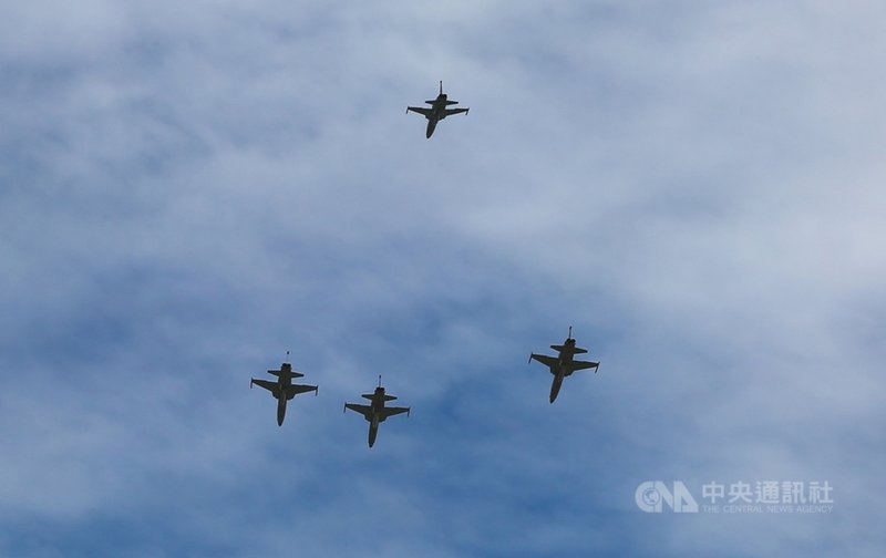 殉職飛官朱冠甍17日舉行告別式,4架F5型戰機編隊通過啟靈隊伍上方,向朱冠甍致上最崇高的敬意及追思,通過隊伍後,其中3號機拉高脫離,象徵引領英靈高飛。中央社記者游凱翔台東攝 109年11月17日