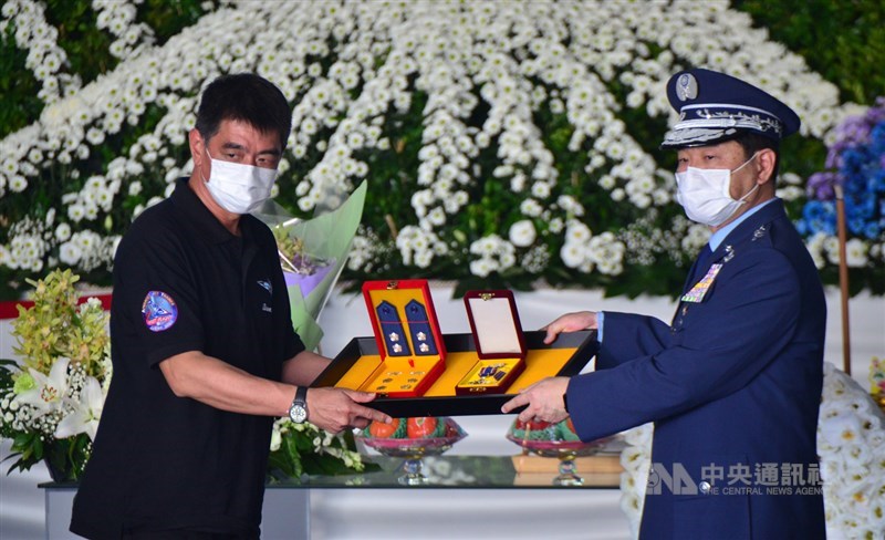 空軍司令部17日上午在空軍台東志航基地舉行殉職飛官朱冠甍公祭典禮,空軍司令熊厚基上將(右)頒授忠勇勳章並追晉空軍中校,由朱冠甍父親代替兒子接下榮耀。中央社記者盧太城攝 109年11月17日