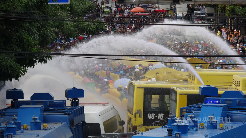 泰國國會17日辯論憲法修正案,反政府示威人士號召支持者集結國會外,遭到泰國警方用水柱驅離。中央社記者呂欣憓曼谷攝 109年11月17日