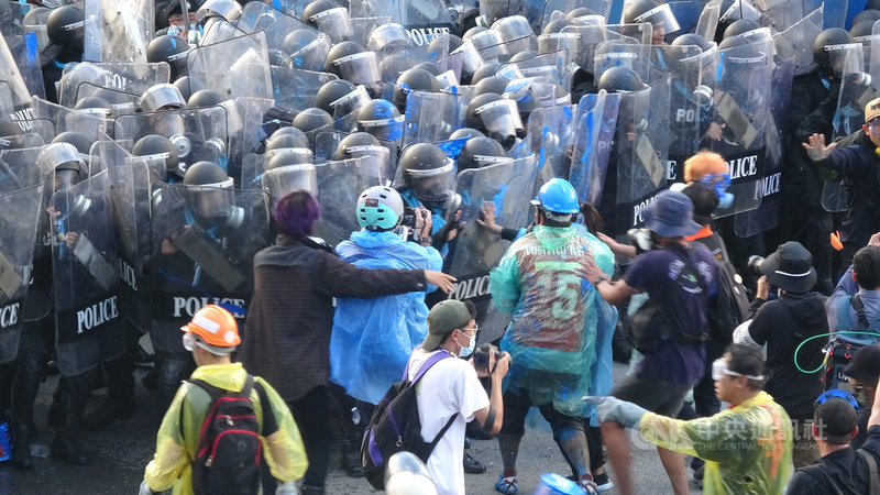 泰國國會17日辯論憲法修正案,反政府示威人士號召支持者集結國會外,抗議人士衝破封鎖線後和警方對峙。中央社記者呂欣憓曼谷攝 109年11月17日