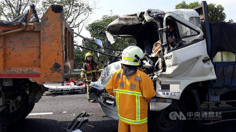 莊姓男子17日駕駛大貨車行經國道3號南下261公里處,疑因未注意車前狀況,追撞前方砂石車,莊男受困車內,雲林消防局以破壞器材搶救後脫困送醫。(警方提供)中央社記者姜宜菁傳真 109年11月17日