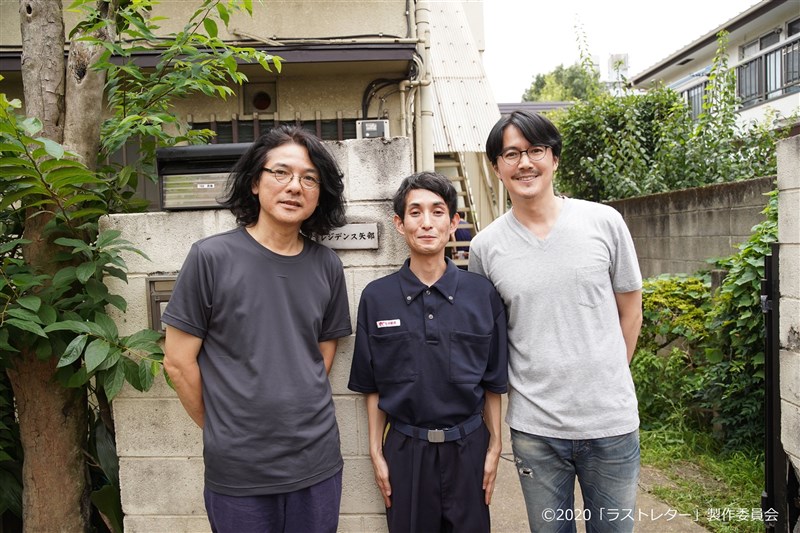 房東阿嬤還在世的時候,福山雅治(右)、松隆子主演的「最後的情書」在此拍攝。左為導演岩井俊二,中為《房東阿嬤與我》作者矢部太郎,他們背後那個窄窄的樓梯,通往矢部住的2樓。(圖取自twitter.com/lastletter0117)