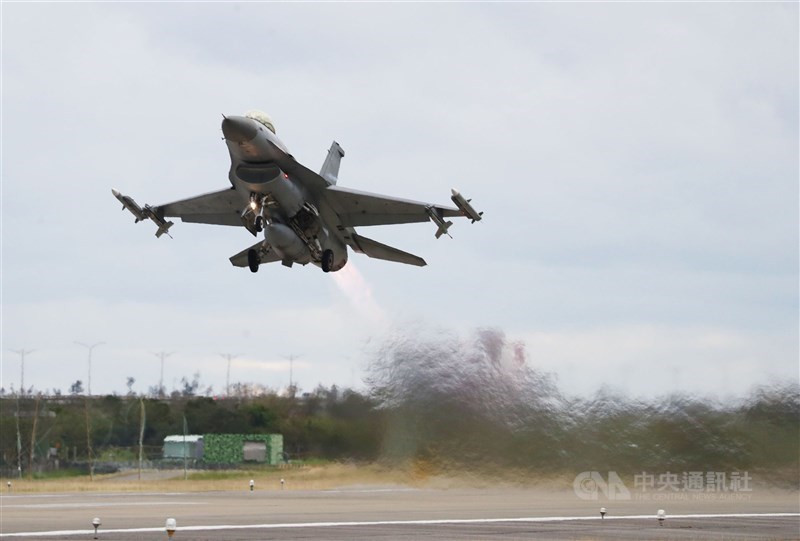 媒體報導F-16失聯、論述飛安發生原因,空軍司令部呼籲各界勿妄自臆測。圖為F-16戰機升空訓練。(中央社檔案照片)