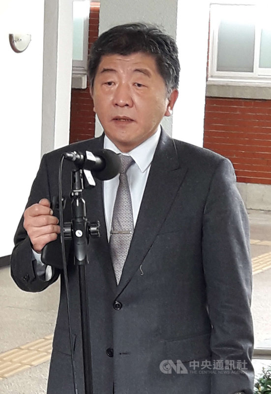 疫苗試驗平台惹議,衛福部長陳時中(圖)17日在立法院接受媒體聯訪時表示,臨床實驗都非常嚴肅謹慎以對,依法行政,不會因為這個平台,步驟就少掉了。中央社記者范正祥攝 109年11月17日