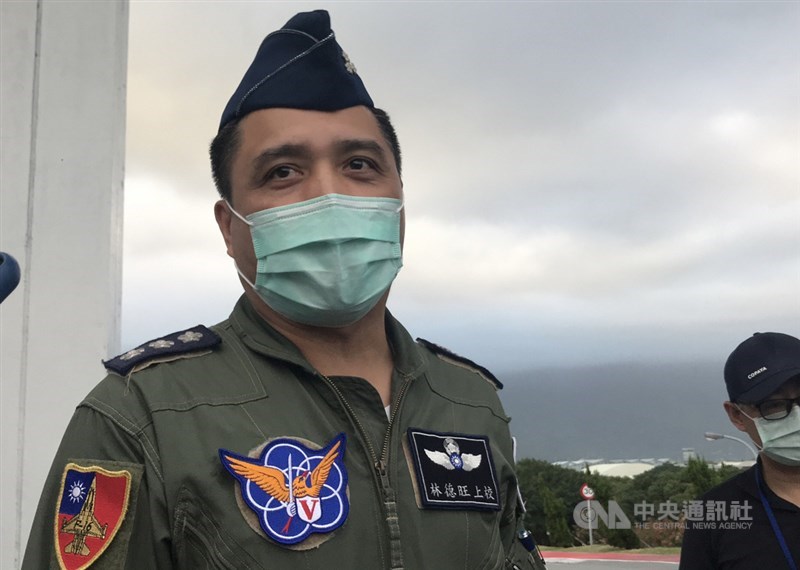 空軍花蓮基地飛官蔣正志駕駛F-16戰機17日夜航訓練失聯,空軍第五戰術混合聯隊政戰主任林德旺(圖)18日受訪指出,目前收到海面上有疑似油漬的資訊,是否與戰機相關仍待確認。中央社記者張祈攝 109年11月18日