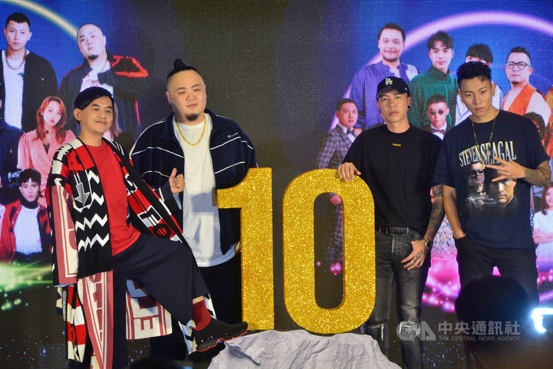 「2020新北歡樂耶誕城－巨星耶誕演唱會」18日公布卡司，由藝人黃子佼（左）再度接下演唱會主持棒，「金曲嘻哈天團」頑童MJ116將於12月12日壓軸演出。中央社記者黃旭昇新北攝　109年11月18日