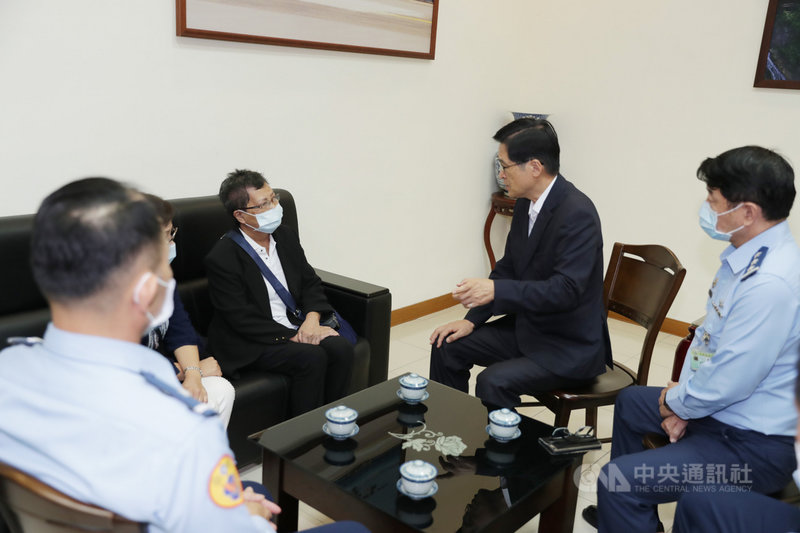 國防部長嚴德發18日探視蔣正志家屬,強調國軍不放棄任何希望。(軍聞社提供)中央社記者王承中傳真 109年11月18日