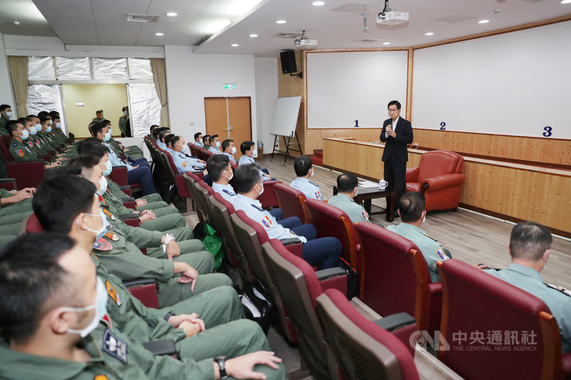 國防部長嚴德發關心搜救進度,並請大家為蔣正志集氣。(軍聞社提供)中央社記者王承中傳真 109年11月18日