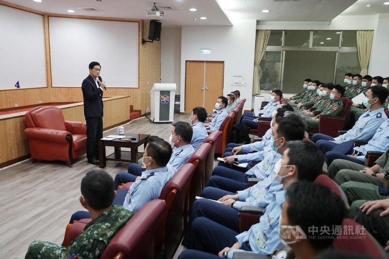 國防部長嚴德發視導空軍第五聯隊,期勉官兵堅守保家衛國崗位。(軍聞社提供)中央社記者王承中傳真 109年11月18日