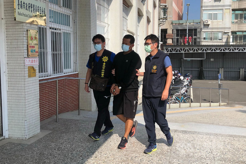 台南市李姓男子(中)涉嫌隨機向路人以車輛故障為由借錢,事後對方索討借款時竟出言恐嚇「全家死光光」,18日被警方循線拘提到案。(讀者提供)中央社記者楊思瑞台南傳真 109年11月18日