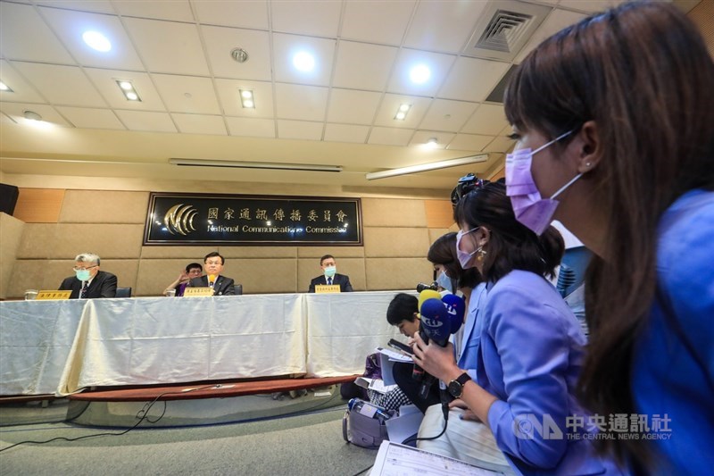 國家通訊傳播委員會（NCC）18日討論中天新聞台換照案，最後做出不予換照決議，並於下午舉行記者會，由主委陳耀祥（中）對外說明換照審查的決議過程，中天新聞台派出多名記者到場關注，並輪番發問。中央社記者吳家昇攝　109年11月18日