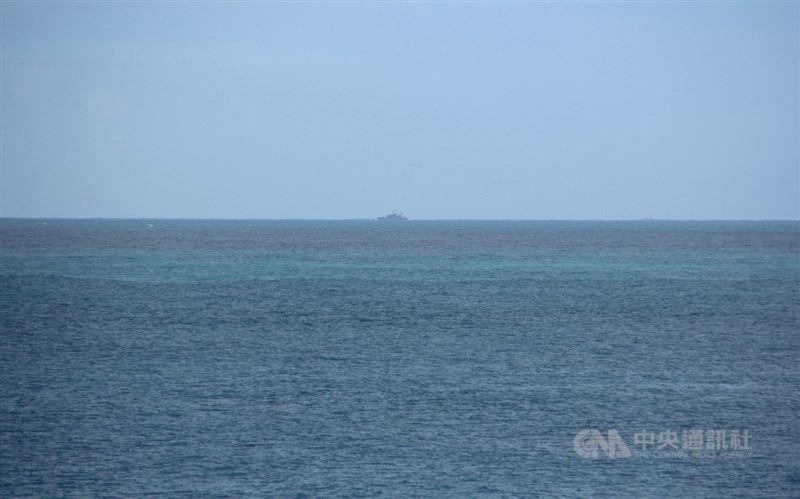 一架F-16戰機17日晚間在花蓮外海失聯,經過近24小時搜救,仍無所獲。空軍第五戰術混合聯隊表示,海面上有疑似油漬,但仍待確認。中央社記者張祈攝 109年11月18日
