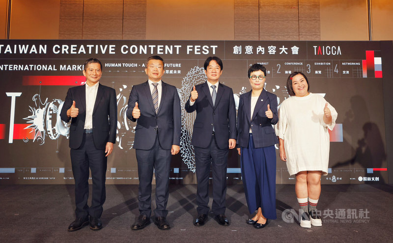 文化內容策進院18日上午舉行TCCF創意內容大會開幕式,副總統賴清德(中)、立法院副院長蔡其昌(左2)、文化部長李永得(左1)、文策院董事長丁曉菁(右2)、演員鍾欣凌(右1)等出席。(文策院提供)中央社記者鄭景雯傳真 109年11月18日