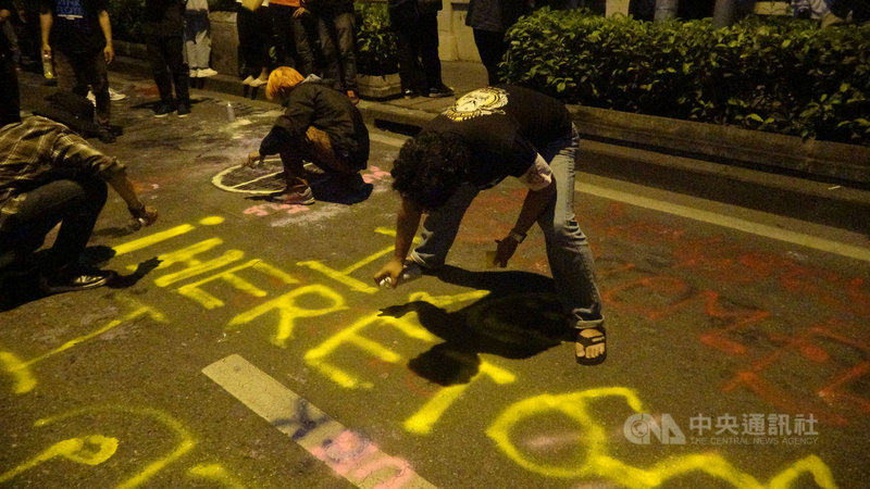 泰國反政府示威人士18日遊行至皇家警察總部,在警察總部前的大馬路塗鴉,表達17日被警察鎮壓的不滿。中央社記者呂欣憓曼谷攝 109年11月18日