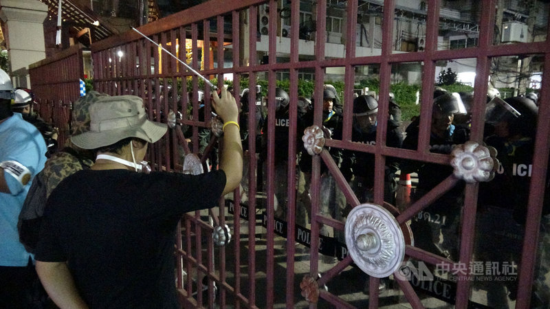 泰國反政府示威人士18日遊行至皇家警察總部,抗議人士和總部內的警察對峙。中央社記者呂欣憓曼谷攝 109年11月18日