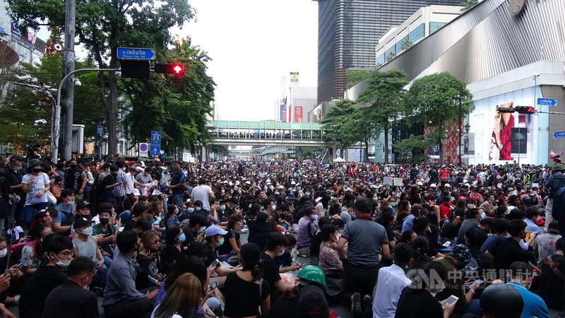 泰國反政府示威人士18日集結在曼谷市中心鬧區的叻巴頌路口,接著遊行前往皇家警察總部,表達17日被警察鎮壓的不滿。中央社記者呂欣憓曼谷攝 109年11月18日