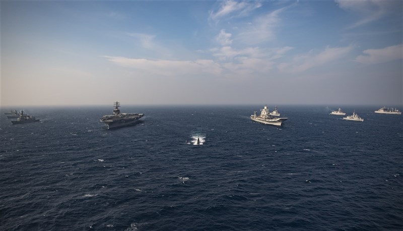 印度、美國、澳洲及日本的海上部隊18日在北阿拉伯海,進行第二階段馬拉巴爾海上聯合演習,這項軍演被視為區域抗衡中國措施的一部分。(圖取自Flickr;作者U.S. Pacific Fleet,CC BY 2.0)