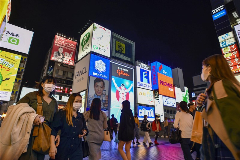 日本與中國一項最新聯合民調顯示,將近9成的日本人對中國印象不好,且兩國人民感情有隔閡。圖為大阪民眾戴口罩上街。(共同社)