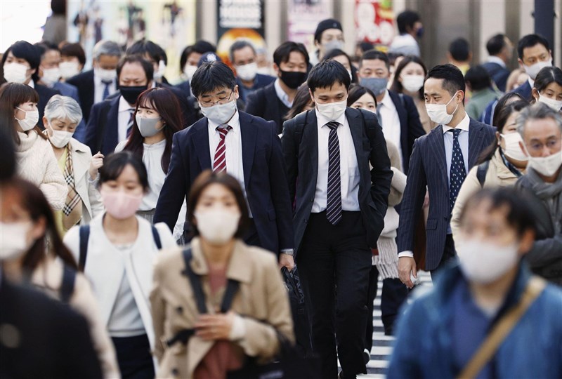 日本經濟新聞報導,有鑑於武漢肺炎確診病例飆升,東京都準備把警戒層級調升至最高等級。圖為16日新宿街頭一景。(共同社)