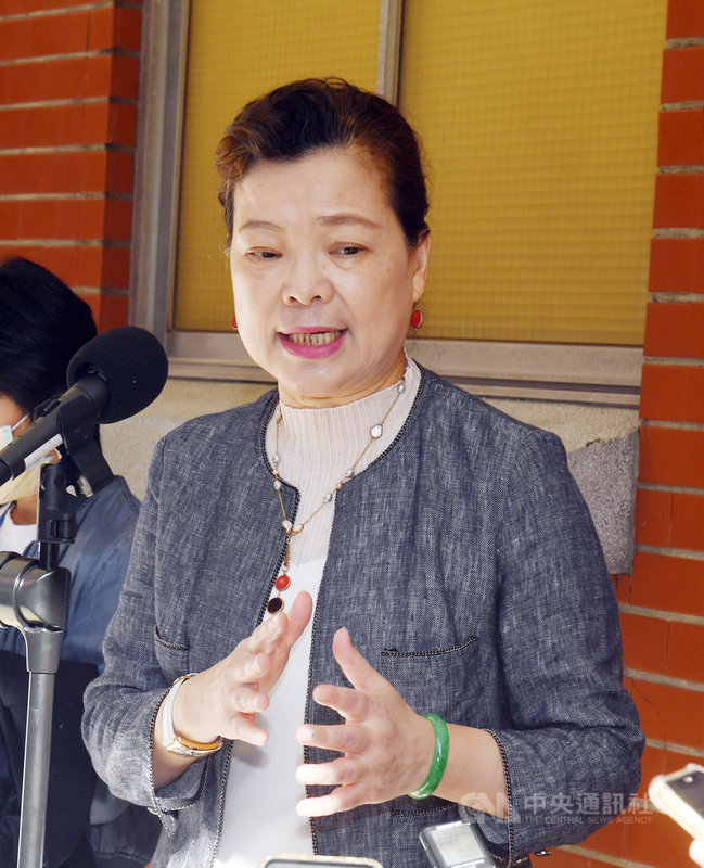 經濟部長王美花(圖)18日在立法院受訪,就前總統馬英九批評經濟部長王美花提及若要加入區域全面經濟夥伴協定(RCEP)會被要求遵守「一國兩制」,是充滿意識形態;王美花回應,她只是點出台灣會遇到的困難點和問題所在,「對政府來說,就是努力推動各產業合作」。中央社記者施宗暉攝 109年11月18日