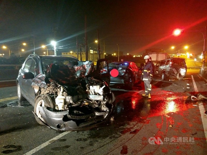 嘉義市永欽1號橋18日深夜發生貨車、休旅車及2輛自小客車追撞事故,消防人員利用破壞器材協助傷者脫困,自小客車頭毀損,氣囊爆開,休旅車車尾也嚴重凹陷。(嘉義市消防局提供)中央社記者黃國芳傳真 109年11月19日