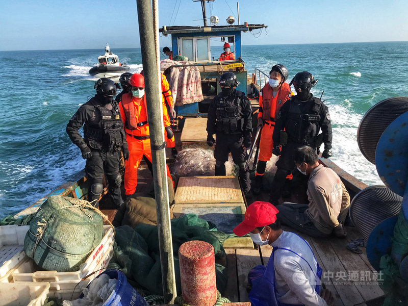 金門海巡隊19日表示,金門海域漁汛期間高價黃魚、白鯧盛產,中國籍漁船越界作業並高速蛇行拒檢,海巡強勢登檢,控制人船,押返料羅港調查處置。(金門海巡隊提供)中央社記者黃慧敏傳真 109年11月19日