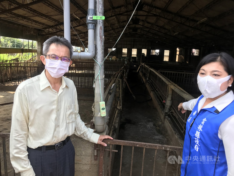 雲林縣長張麗善(右)19日親率環境品質監督小組到斗六某處遭民眾檢舉惡臭飄散的養豬場稽查,宣示縣府與民眾站在一起的決心,並強調會積極向中央爭取經費,協助豬農轉型。 中央社記者姜宜菁攝 109年11月19日